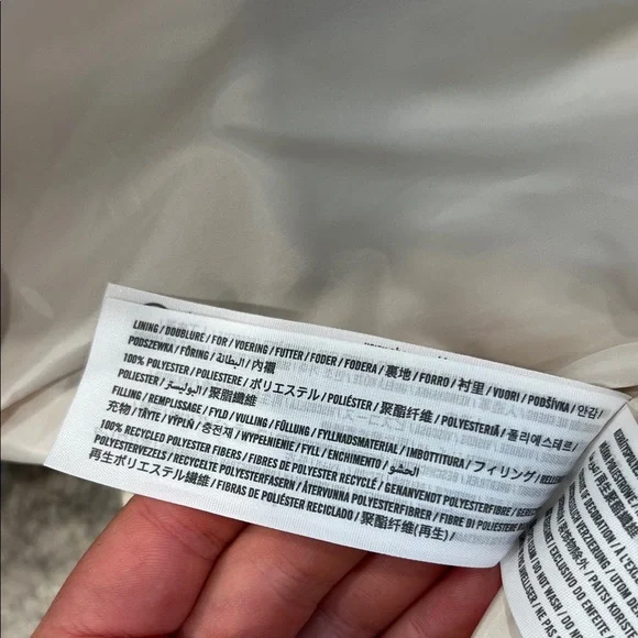 Women’s HOLLISTER Recycle Fill Cropped Cream* Puffer Vest - Picture 7 of 7